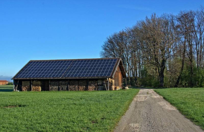 Rénovation gratuite de toit de ferme, de grange et de hangar agricoles en installant des panneaux solaires