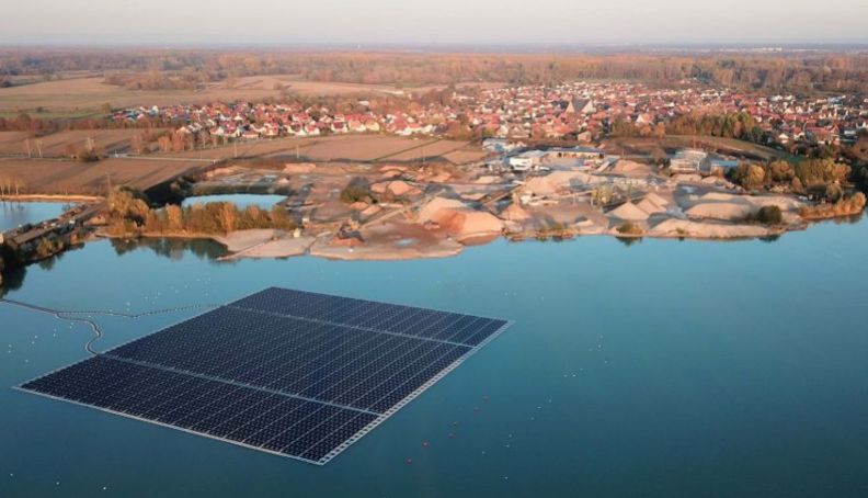 centrale photovoltaïque sur un lac de carrière
