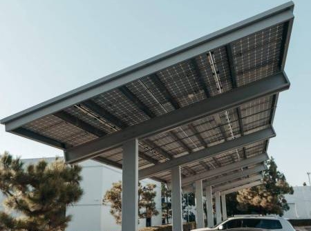 Carport solaire gratuit pour le parking des entreprises à Toulouse